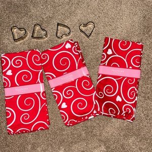 6 NWOT heart napkins